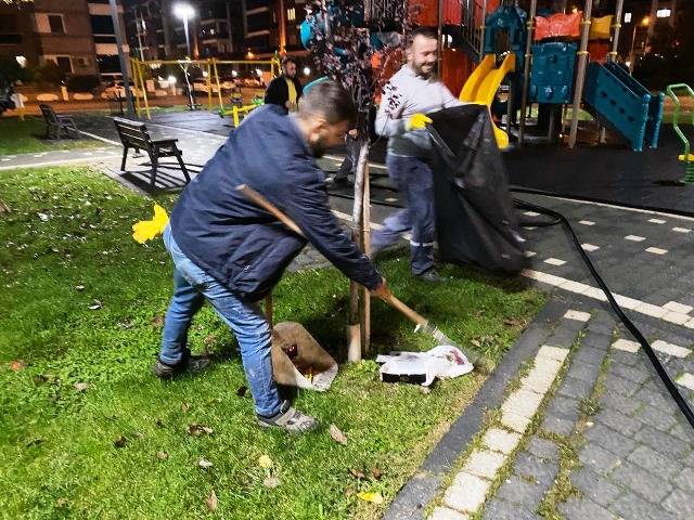 Edremit Belediyesi’nden parklarda hızlı temizlik çalışması