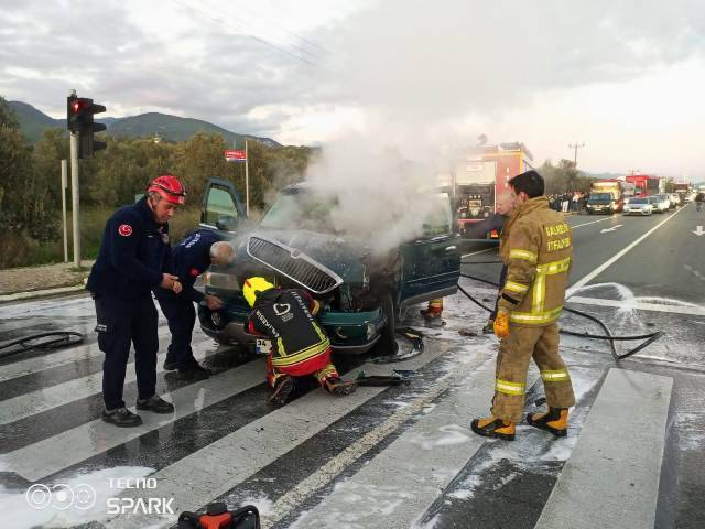 Edremit’te kaza sonrası araç alev aldı: O anlar cep telefonu kamerasına yansıdı