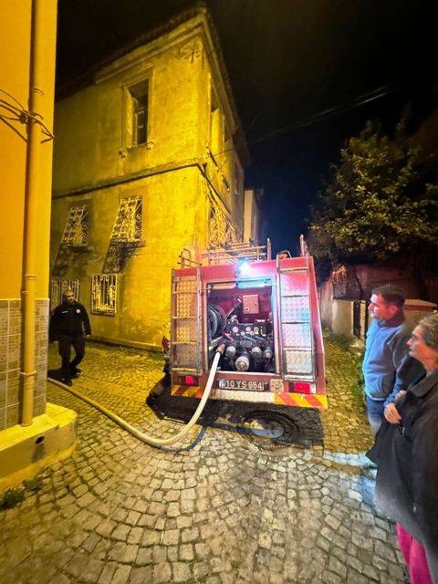 Ayvalık’ta 3 katlı binanın çatı katı yandı