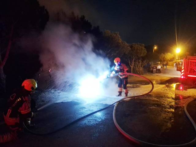 Gömeç'te araç yangında otomobil demir yığınına döndü