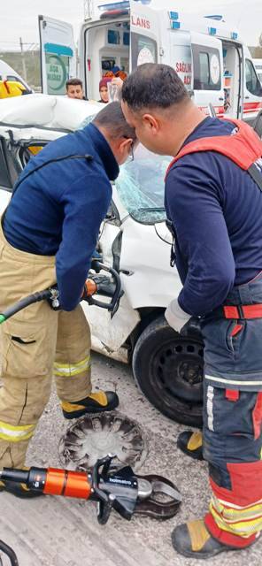 Balıkesir'de kaza: Sıkışan kişileri itfaiye ekipleri kurtardı