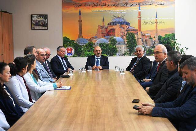 Geleceğin Hafızlarına Anlamlı Ziyaret: Vali Ustaoğlu Gazi İmam Hatip'te