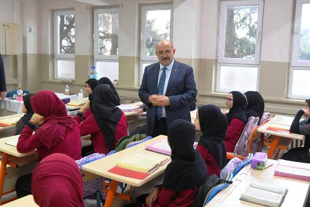 Geleceğin Hafızlarına Anlamlı Ziyaret: Vali Ustaoğlu Gazi İmam Hatip'te