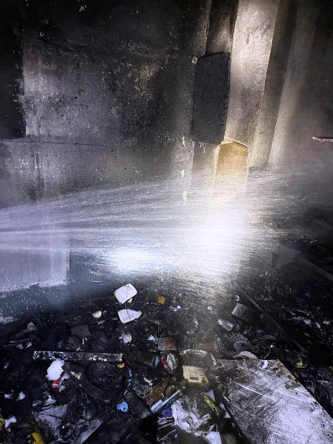 Edremit’te depo yangınında 14 kişi dumandan etkilendi