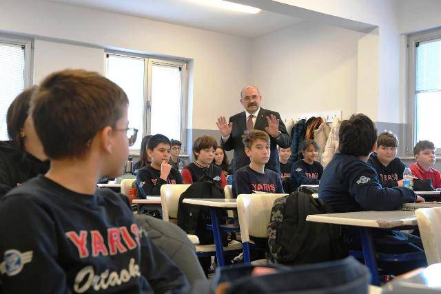 Eğitime Yakın İlgi: Vali İsmail Ustaoğlu Yarış Ortaokulu'nu Ziyaret Etti