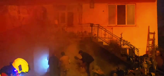 Sındırgı’da evin altında bulunan damda yangın çıktı