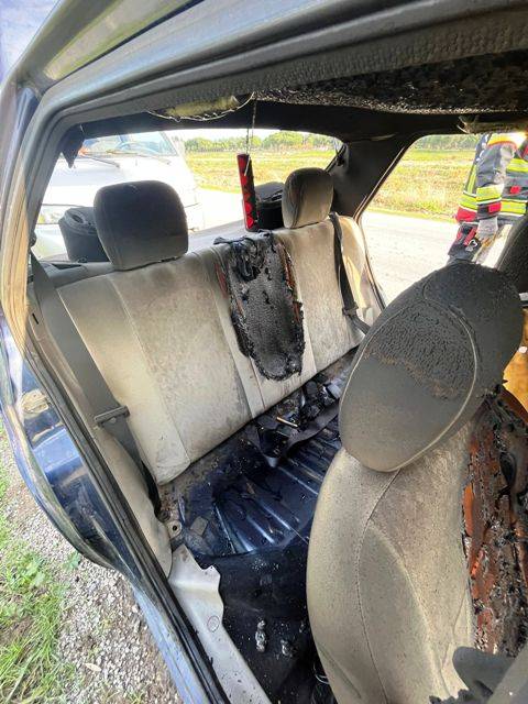 Burhaniye’de sürücü otomobil yangınını kendi söndürdü