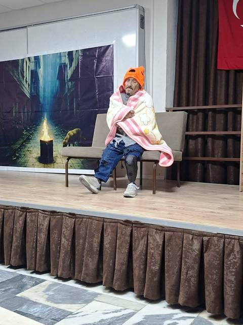 Ayvalıklı Engelli Oyuncudan “Yalnız Bir Adamın Hikayesi”