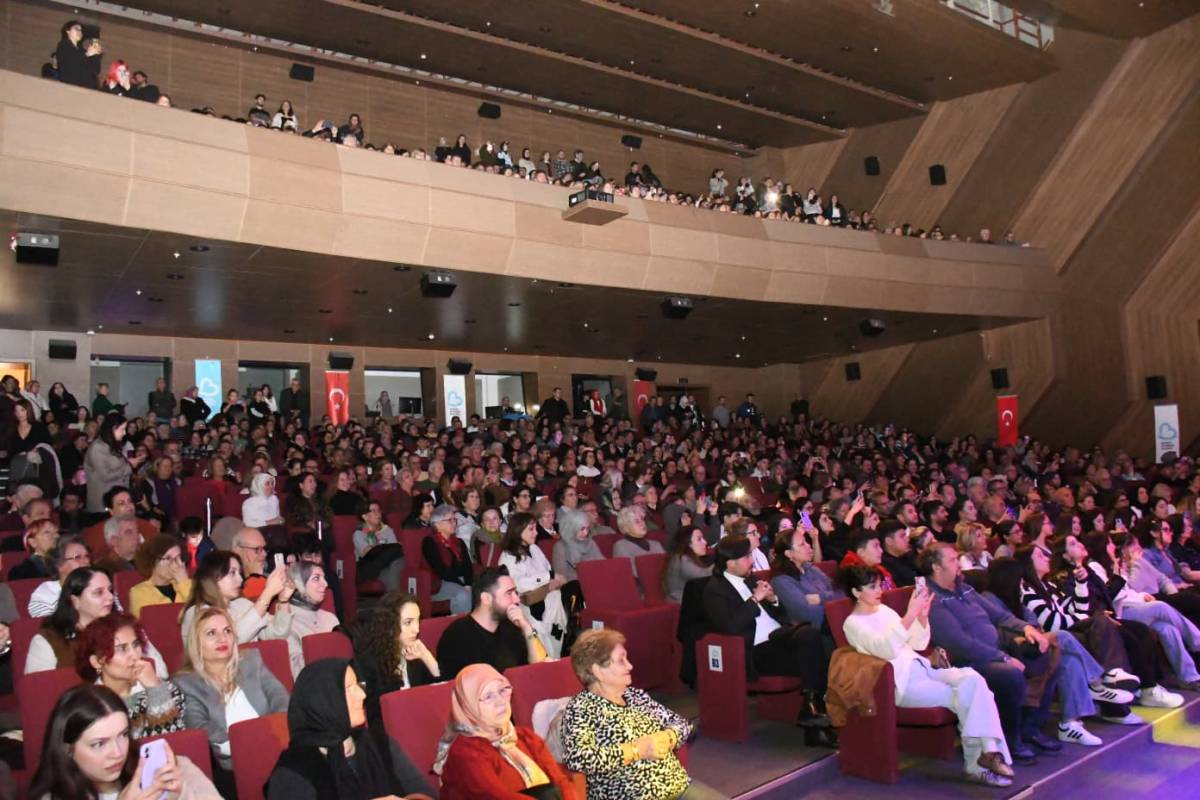 Avlu’da Sezen Aksu Şarkıları Konseri’ne yoğun ilgi