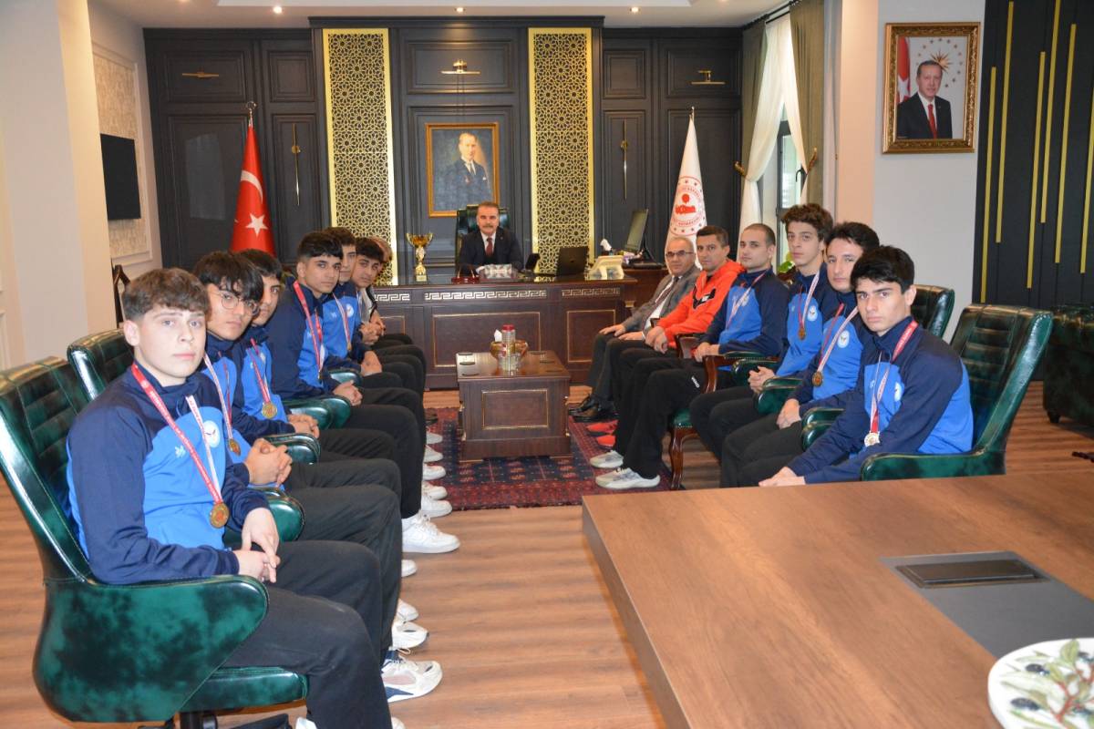 Edremit’te Şampiyonlardan Kaymakam Ziyareti