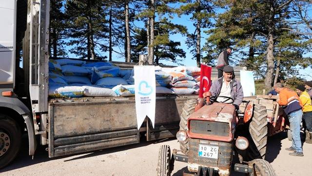 Sındırgılı depremzede çiftçilere hayvan yemi desteği