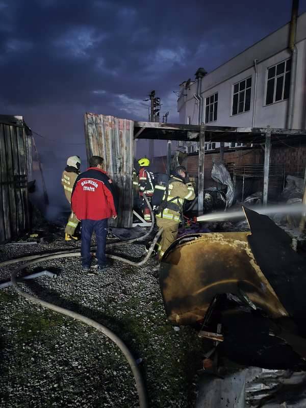 Havran’da korkunç yangında alevler konteynerleri sardı