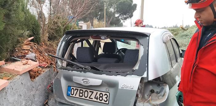 Balıkesir'de otomobil duvara çarptı: 1 yaralı