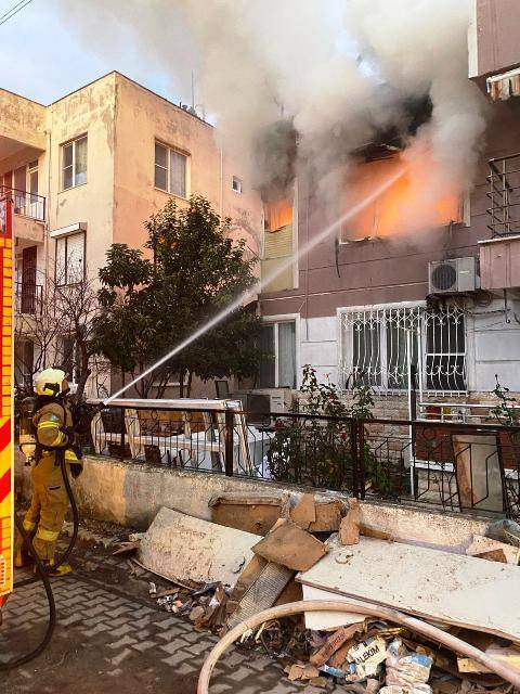 Edremit’te alevler daireyi sardı