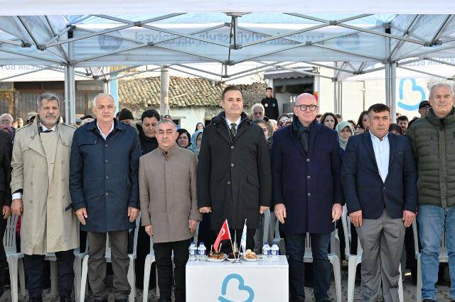 Akın'dan Manyas'a çifte hizmet