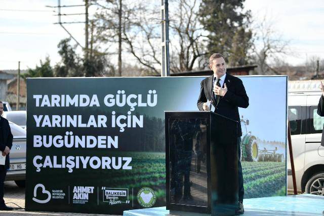 Akın'dan Manyas'a çifte hizmet