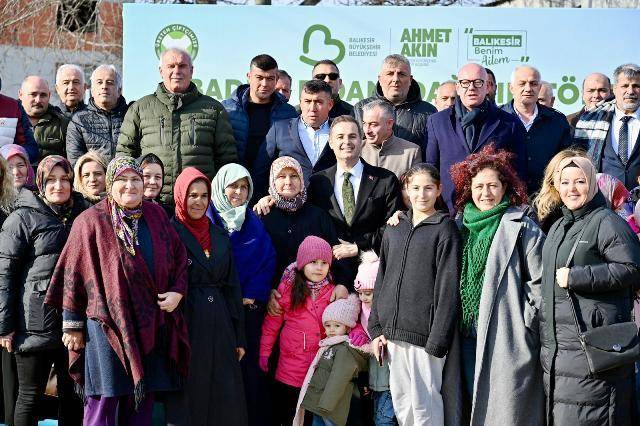 Akın'dan Manyas'a çifte hizmet