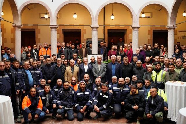 Ayvalık Belediye Başkanı Mesut Ergin yılın son gününde belediye çalışanlarıyla bir araya geldi.