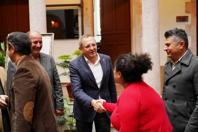 Ayvalık Belediye Başkanı Mesut Ergin yılın son gününde belediye çalışanlarıyla bir araya geldi.