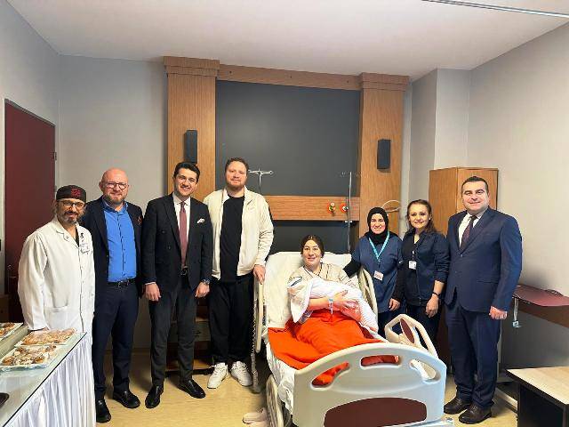 Milli Güreşçi Yasemin Adar Yiğit, Nev Altıeylül Hastanesi’nde bebeğini dünyaya getirdi