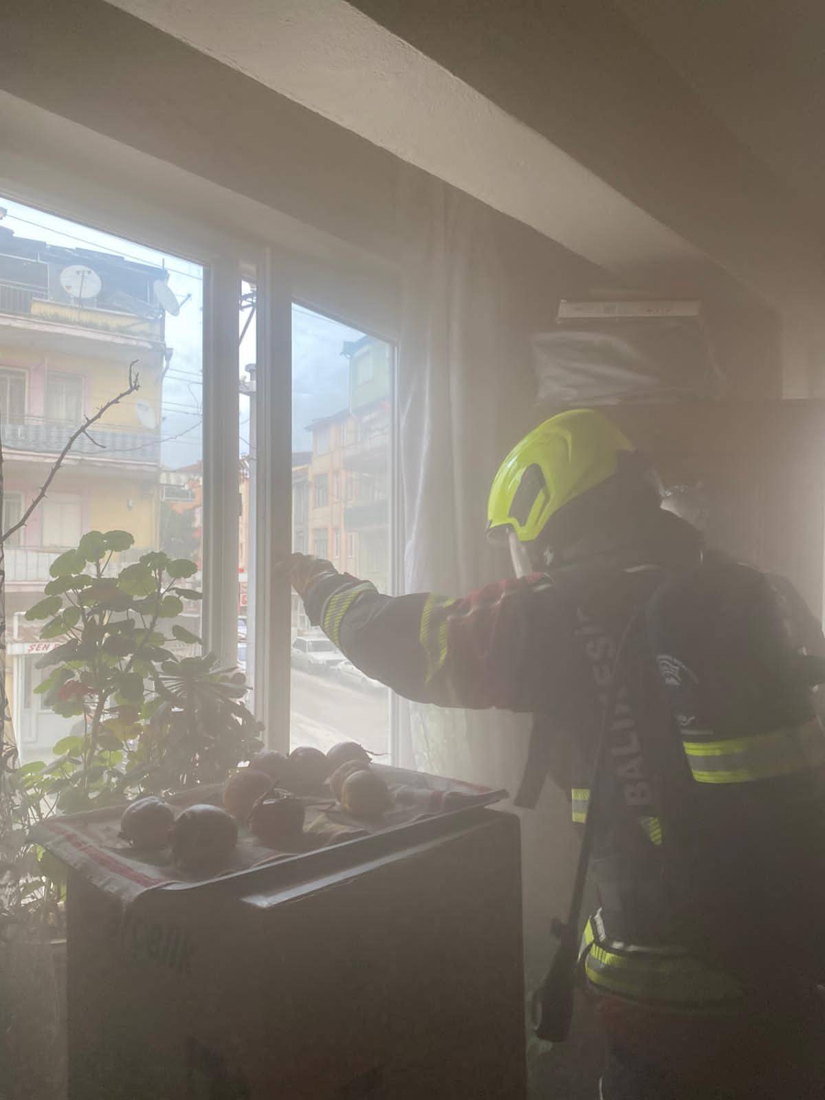 Karesi'de ocakta unutulan yemekten yangın çıktı
