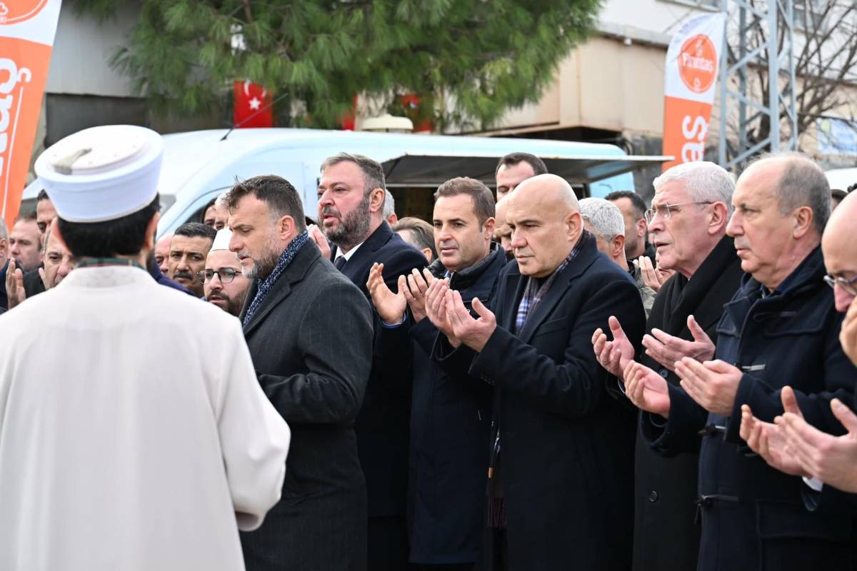 Siyasette acı gün: Turhan Çömez’in annesi hüzünle toprağa verlldi