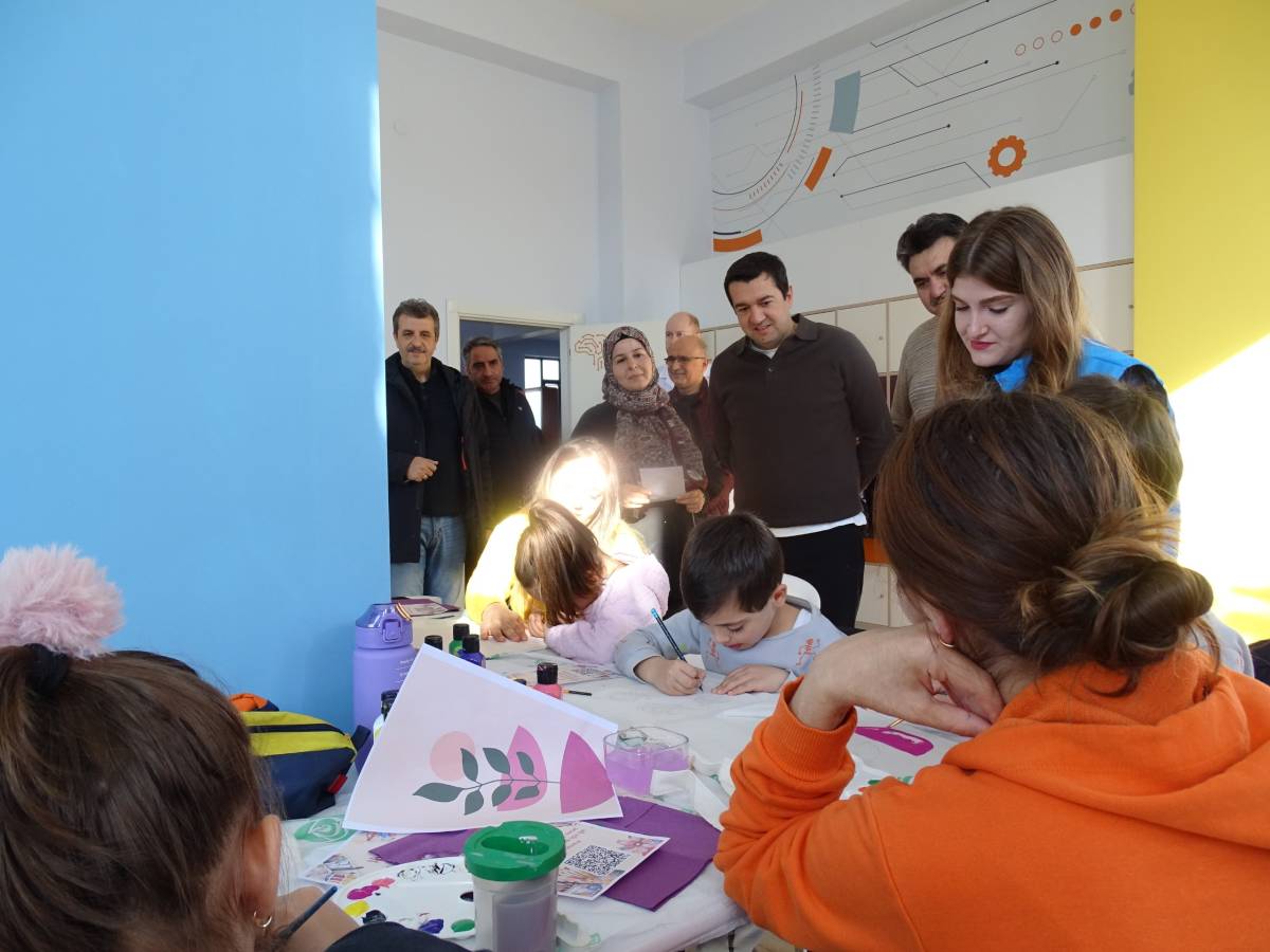 Renklerle üreten aileler çanta boyama etkinliğinde buluştu