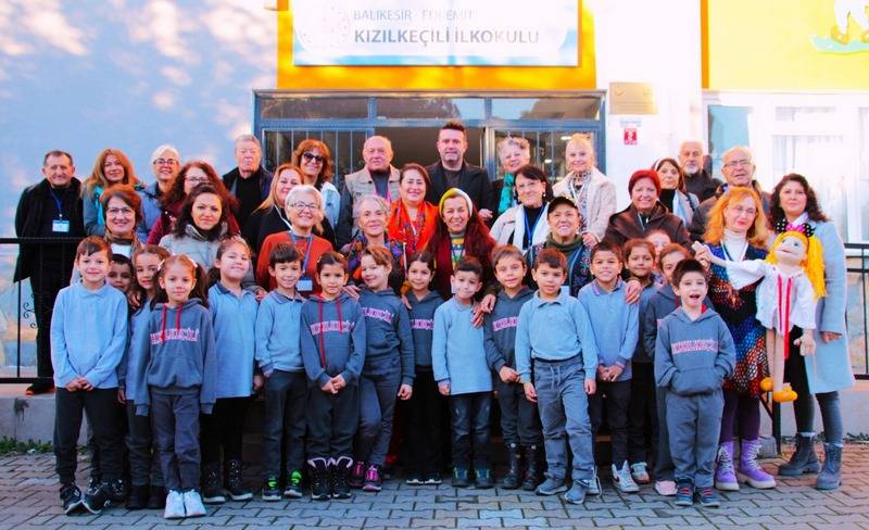 Kardelen Derneği’nden öğrencilerine unutulmaz karne hediyesi