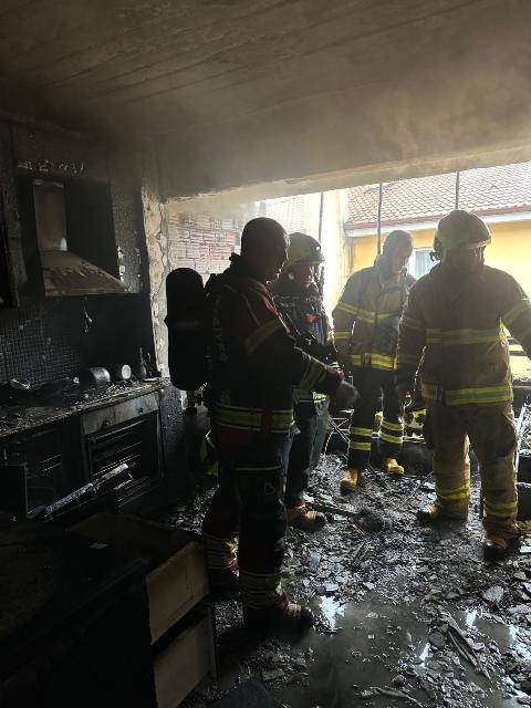 Ayvalıkta 3 katlı binada yangın