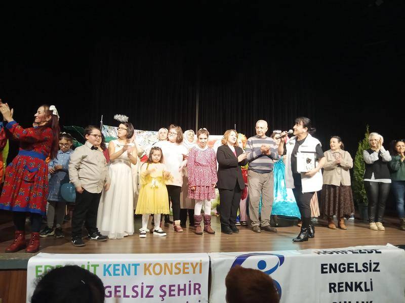 Edremit’in engelsiz mücevherleri sahnede parladı