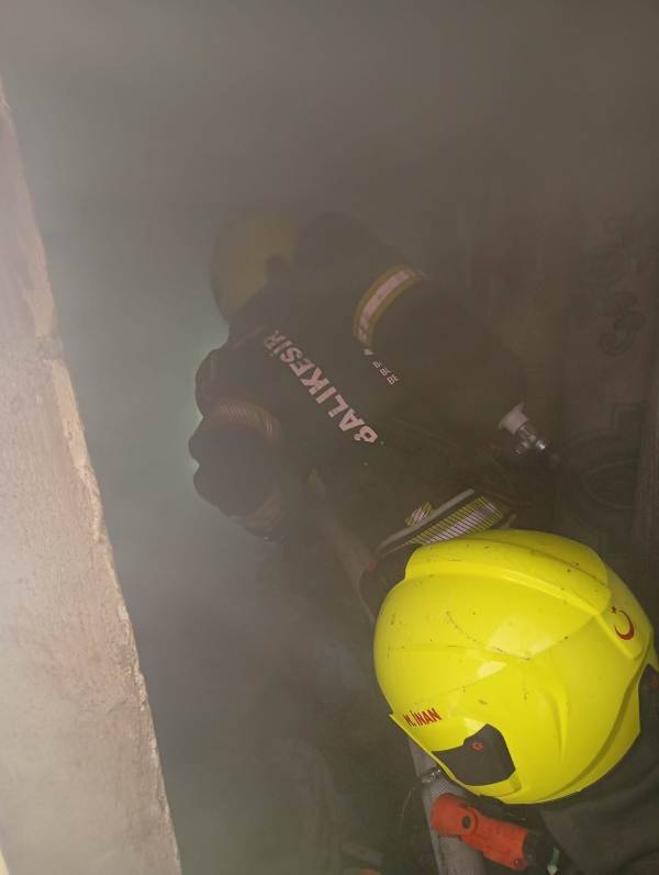 Burhaniye'de depo yangını