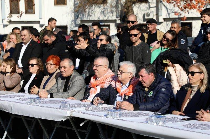 Edremit’te Meci Şenliği coşkusu: Zeytin kokusu sokaklara yayıldı
