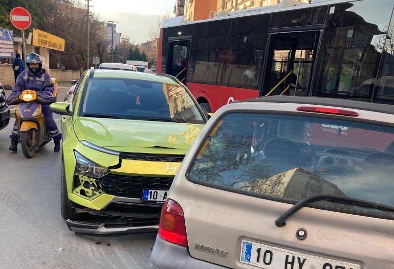 Karesi’de iki araç çarpıştı: 1 kişi ağır yaralandı