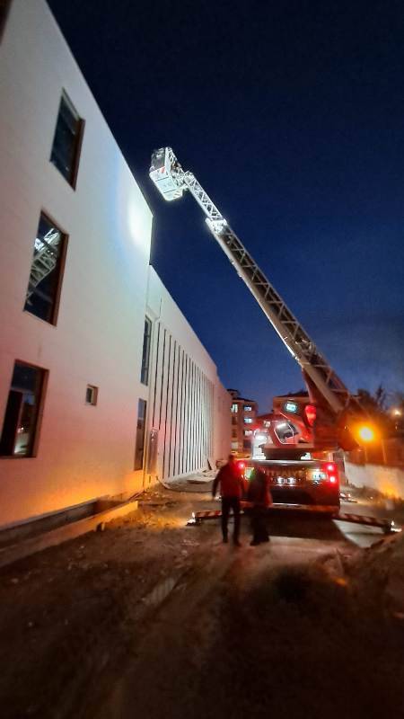 Balıkesir'de yüzme havuzunda yangın çıktı