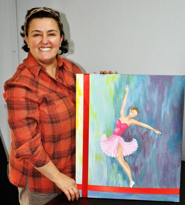 Ressam, Şair ve Yazar Alev Necile Dinç’ten Anlamlı Tablo Hediyesi