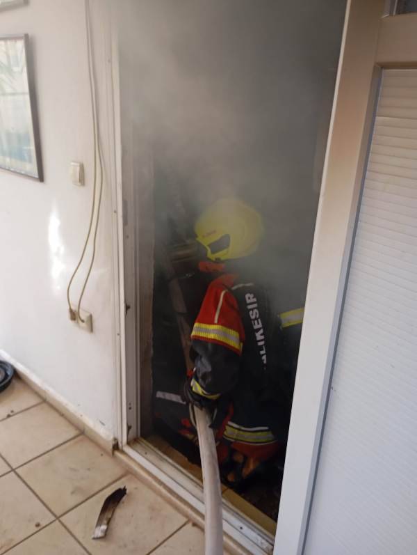 Burhaniye'de depo yangını