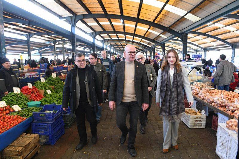 Altıeylül'de Başkan Hakan Şehirli Pazarcı Esnafıyla Buluştu