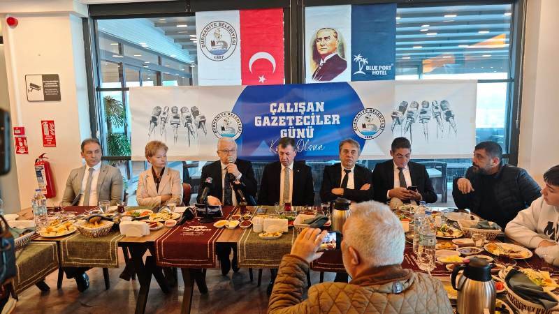 Başkan Deveciler gazeteciler gününde açıkladı: “Komşumuz açken biz rahat oturamayız”