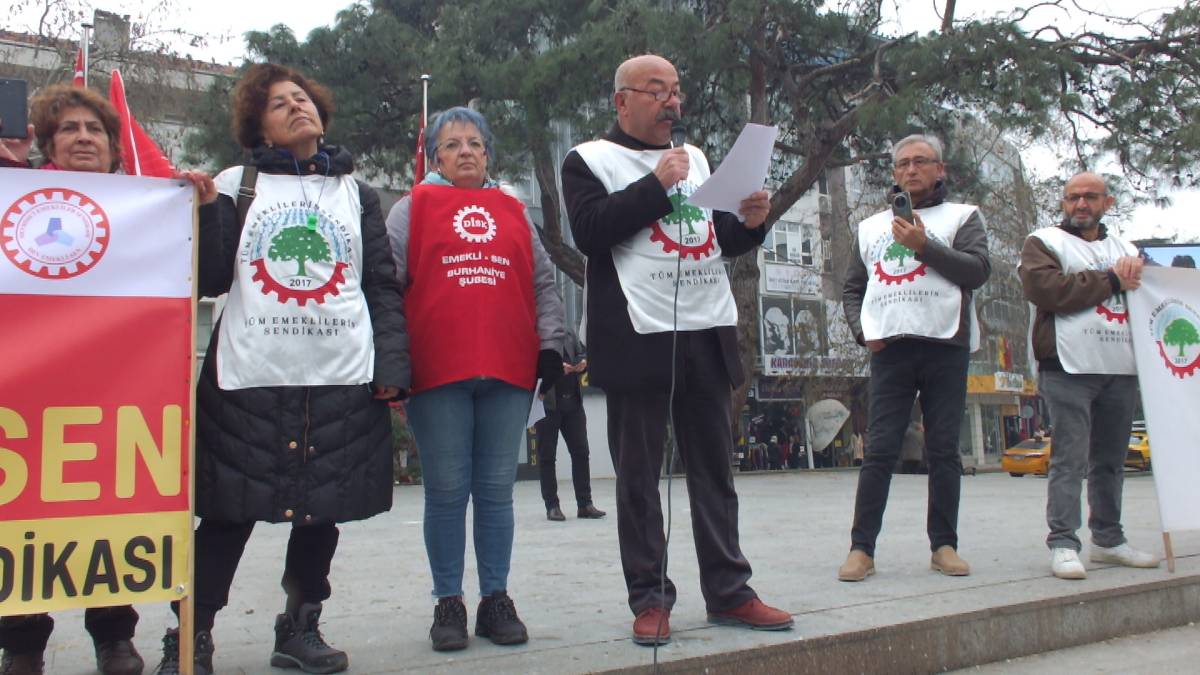 Burhaniye'de emeklilerden halaylı hak arama eylemi
