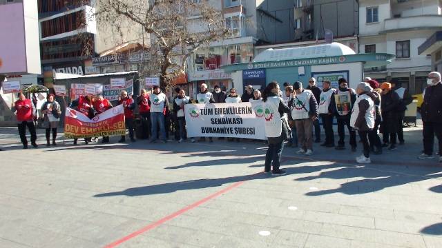 Burhaniye de emeklilerin hak nöbeti Cumhuriyet Meydanında devam ediyor