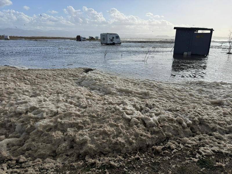 Balıkesir merkez ve ilçelerinde etkili oldu. Edremit’te Dalgalar Sahili Yuttu