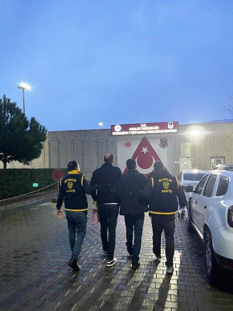 Ayvalık’ta Kendilerini Başkomiser Ve Savcı Olarak Tanıtan Dolandırıcılar Polisten Kaçamadı