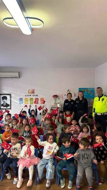 Burhaniye de polisler miniklere trafik eğitimi verdi