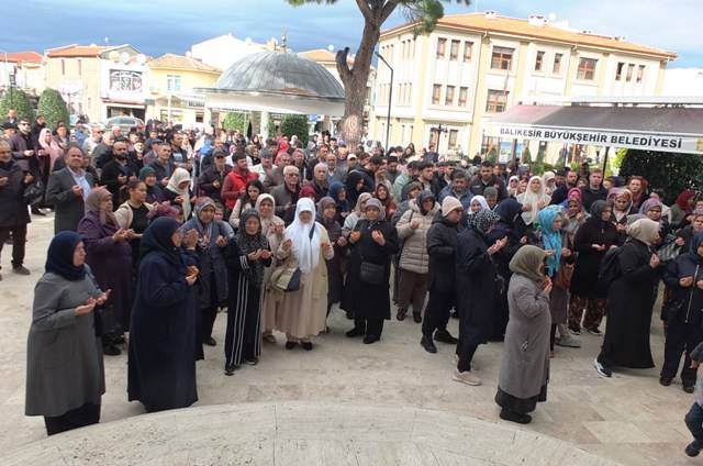 Burhaniye’ de umreciler dualarla uğurlandı