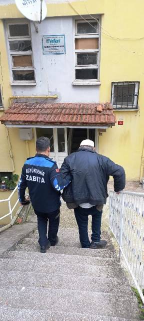 Büyükşehir Belediyesi, zorlu hava koşullarında da kimseyi yalnız bırakmıyor