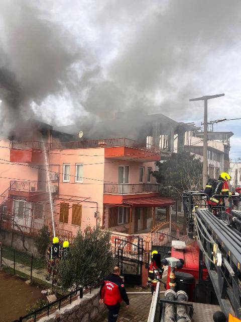 Burhaniye’de Teras Kat Yangını: 1 Kişi Dumandan Etkilendi