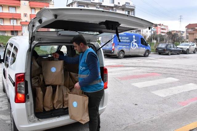 Büyükşehir’in beslenme paketi desteği aileleri de öğrencileri de sevindiriyor