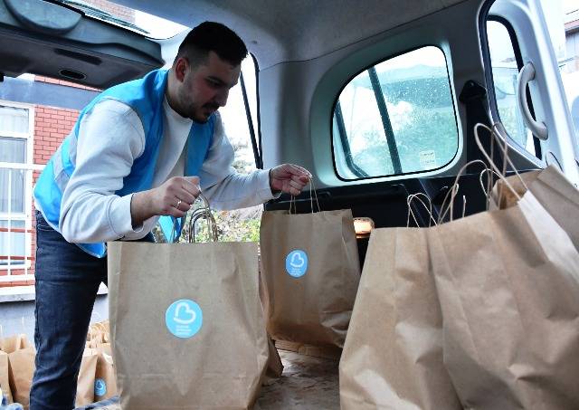 Büyükşehir’in beslenme paketi desteği aileleri de öğrencileri de sevindiriyor