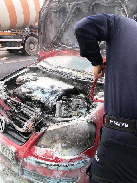 Edremit’te kavşakta araç yangını