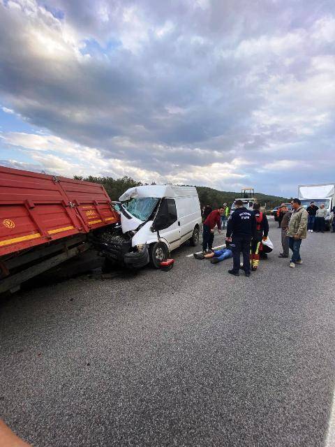 Gömeç’te Zeytin Yüklü Traktöre Çarpan Ticari Araç Kazaya Neden Oldu: 2 Yaralı